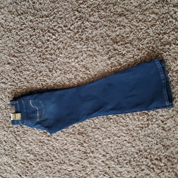 Brand new women's Signature by Levi's gold label mid rise boot cut jeans. - Picture 2 of 7